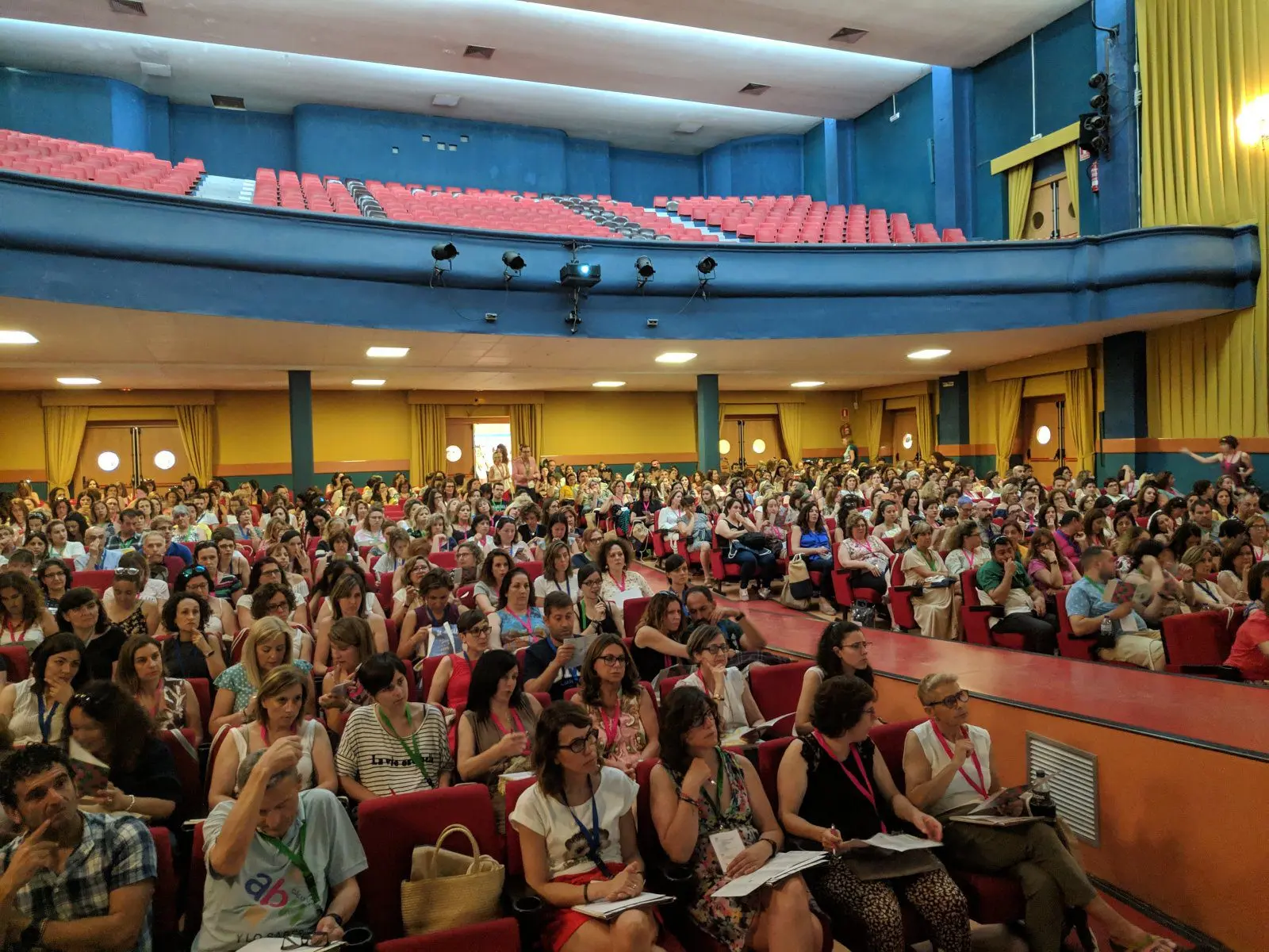 Sesión plenaria con el auditorio lleno de asistentes