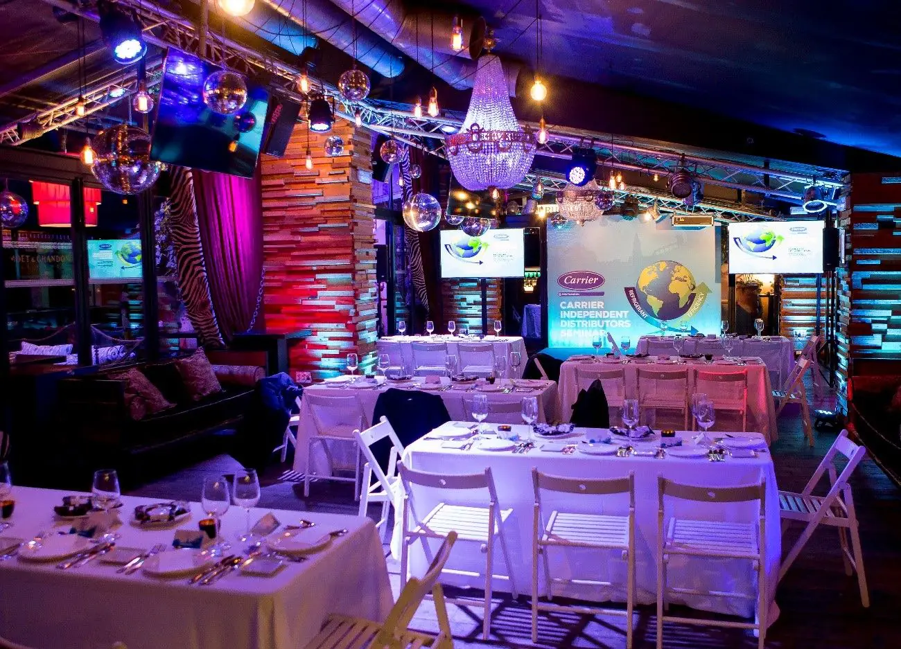 Montaje de una sala para una cena de gala