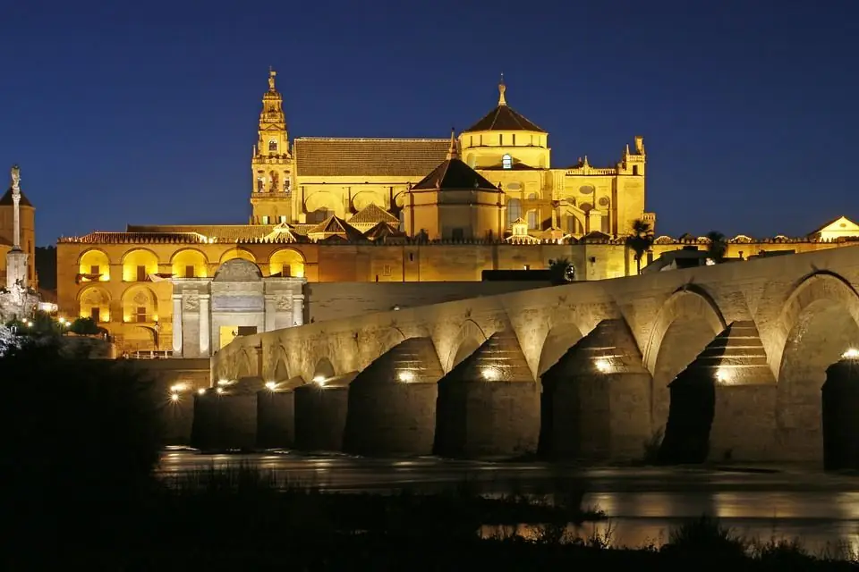La Mezquita-Catedral y el Puente Romano de Córdoba de noche