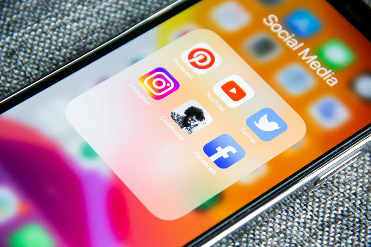 Móvil con la carpeta de aplicaciones de redes sociales en pantalla